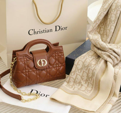 Dior
110 dhs🪙🌨️
With box 📦 
Size.  20cm. 

Zain175
♥️♥️♥️