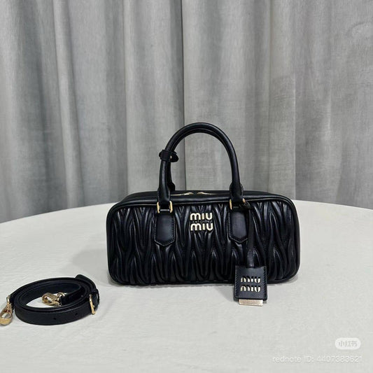 NEW🌸MIUMIU🌸
SUPER MASTER QUALITY🫶
WITH FULL PACKAGING🎁
SIZE::✨27CM✨
1450 dhs🪙💚

Zain255
♥️♥️♥️