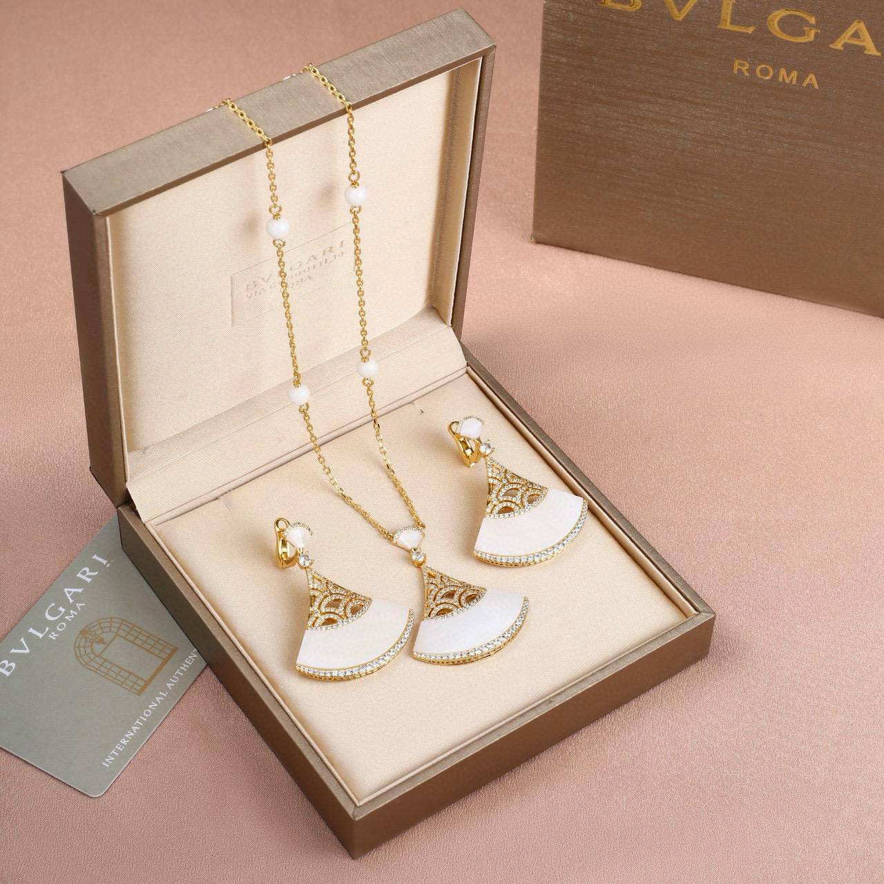 BVLGARI SET
MASTER ✨💫
NECKLACE EARRINGS
170 DHS❣️
WITH SAME BOX AND PAPER BAG 🎁
210 dhs❣️ 🛍️🎁

Zain89
♥️♥️♥️