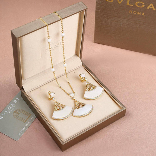 BVLGARI SET
MASTER ✨💫
NECKLACE EARRINGS
170 DHS❣️
WITH SAME BOX AND PAPER BAG 🎁
210 dhs❣️ 🛍️🎁

Zain89
♥️♥️♥️