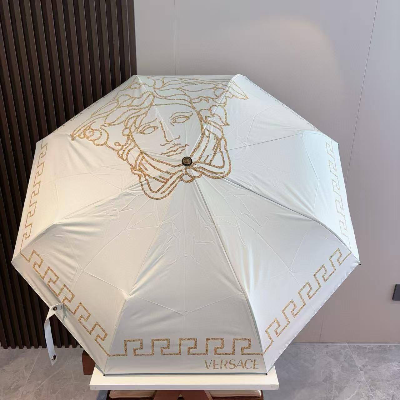 UMBRELLA ☔️*
Master quality 💯
With boxes 🗃️ 
75 dhs💓

Zain216
♥️♥️♥️