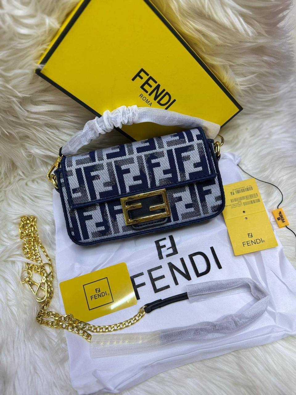 Fendi Small baguette
Size : 20 * 10 cm
85 dhs🪙💕
with box🎁

Zain115
♥️♥️♥️