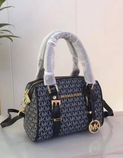 Mk 
19cmx14cmx8cm 

85 dhs✅

 with box
🎁🎁🎁

Zain72
♥️♥️♥️