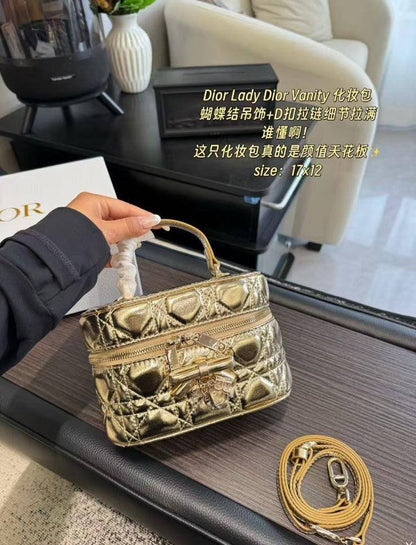 DIOR
Mini Vanity
Master quality
17*12*8 cm 

with box
310 dhs

Zain95

♥️♥️♥️