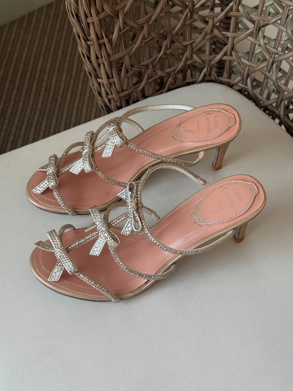🖤✨  RENE COVALI  ✨🖤
🤩 Available New Arrival 🤩
😍😍 Super Master Quality 😍😍
👠 Size: 36 to 41
💎 Premium Quality
450 dhs✅

Zain198
♥️♥️♥️