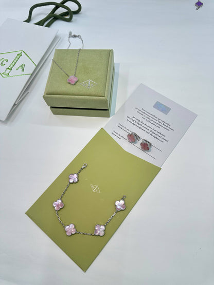 Van Cleef & Arpels🔥 Medium size🦋

 Necklace 💥
 Earring 🍁
 Bracelet 🔥

 Master quality 💯 
With normal boxes 🗃️ 
200 dhs🇦🇪🇦🇪

 With master box 🗃️
220 dhs🇦🇪🇦🇪

Zain216
♥️♥️♥️