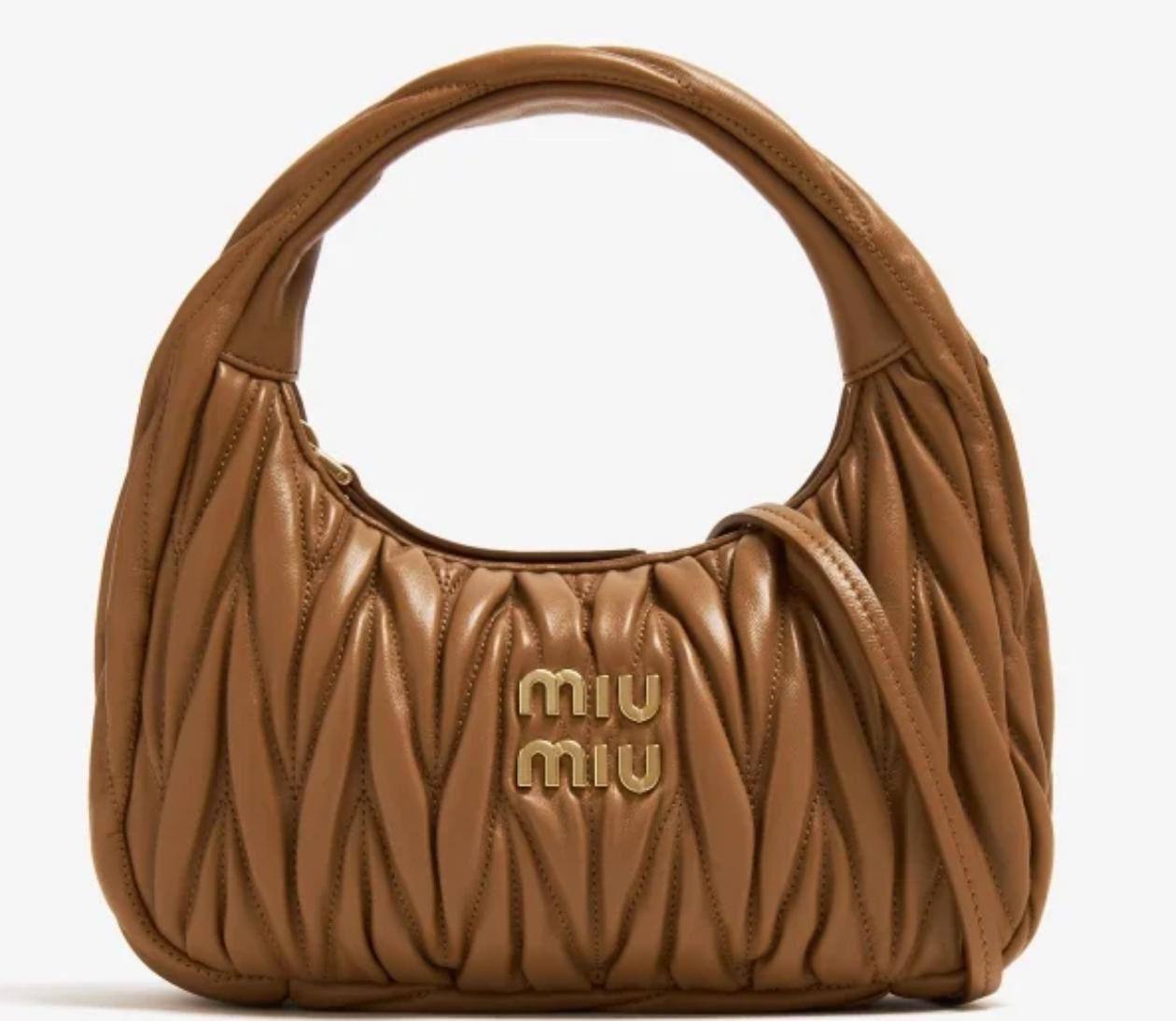 Miu Miu
New model, good quality,  
with box,  
🎁🎁🎁
size 21*12 cm 
95 dhs🪙🌨️

Zain12
♥️♥️♥️