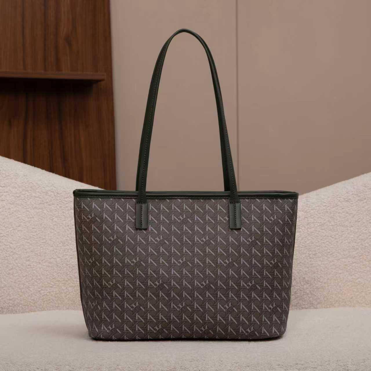 Tory Burch
95 dhs❣️

Zain07
♥️♥️♥️