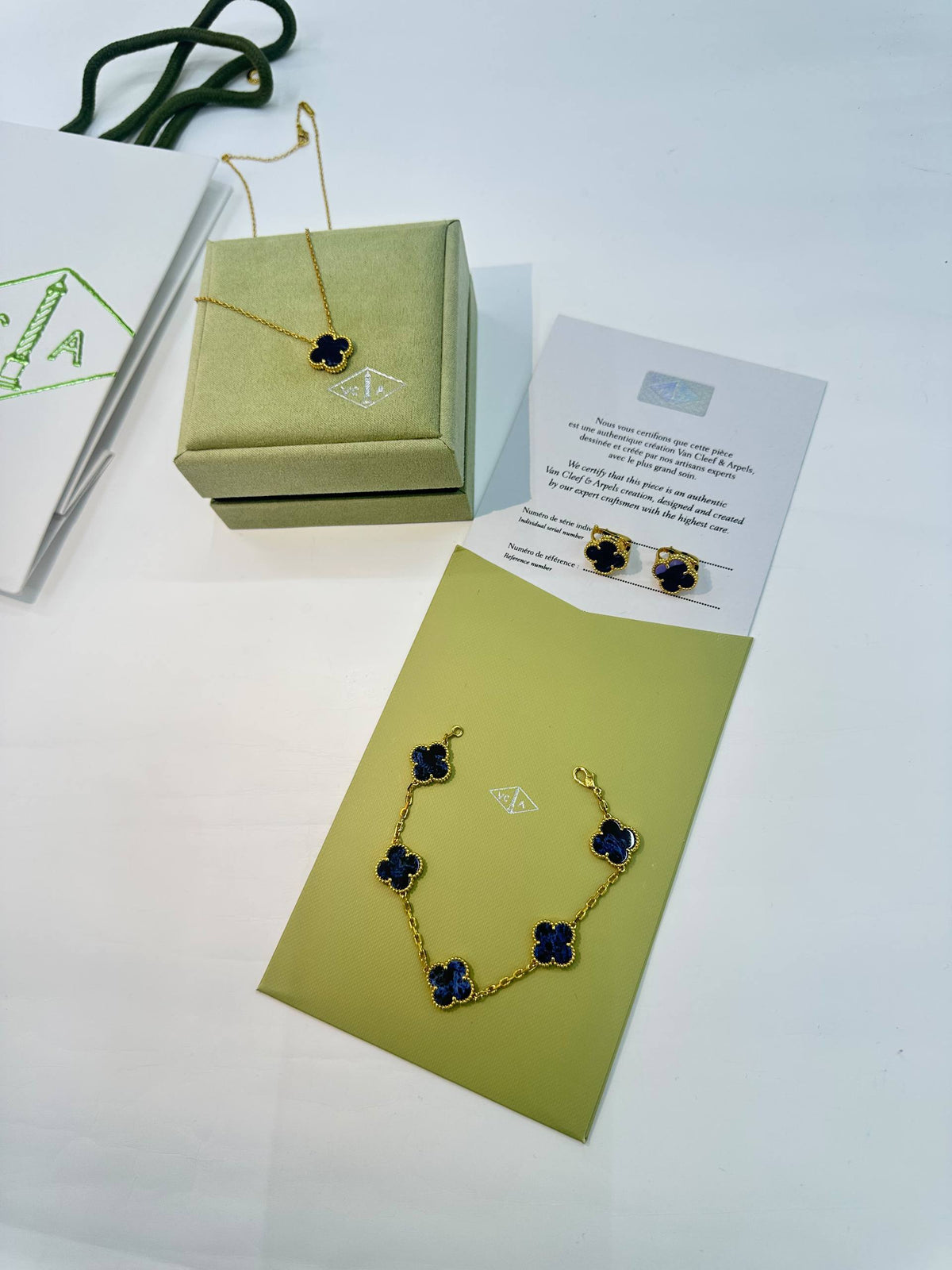 Van Cleef & Arpels🔥 Medium size🦋

 Necklace 💥
 Earring 🍁
 Bracelet 🔥

 Master quality 💯 
With normal boxes 🗃️ 
200 dhs🇦🇪🇦🇪

 With master box 🗃️
220 dhs🇦🇪🇦🇪

Zain216
♥️♥️♥️