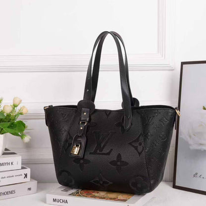 Chanel ✨*
High quality 💯
Size 36cm
110 dhs✅

Zain70
♥️♥️♥️