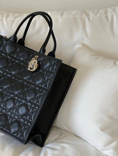 DIOR 

GOOD QUALITY  

BIG SIZE

90 dhs🇦🇪🇦🇪
41CM

Zain295
♥️♥️♥️