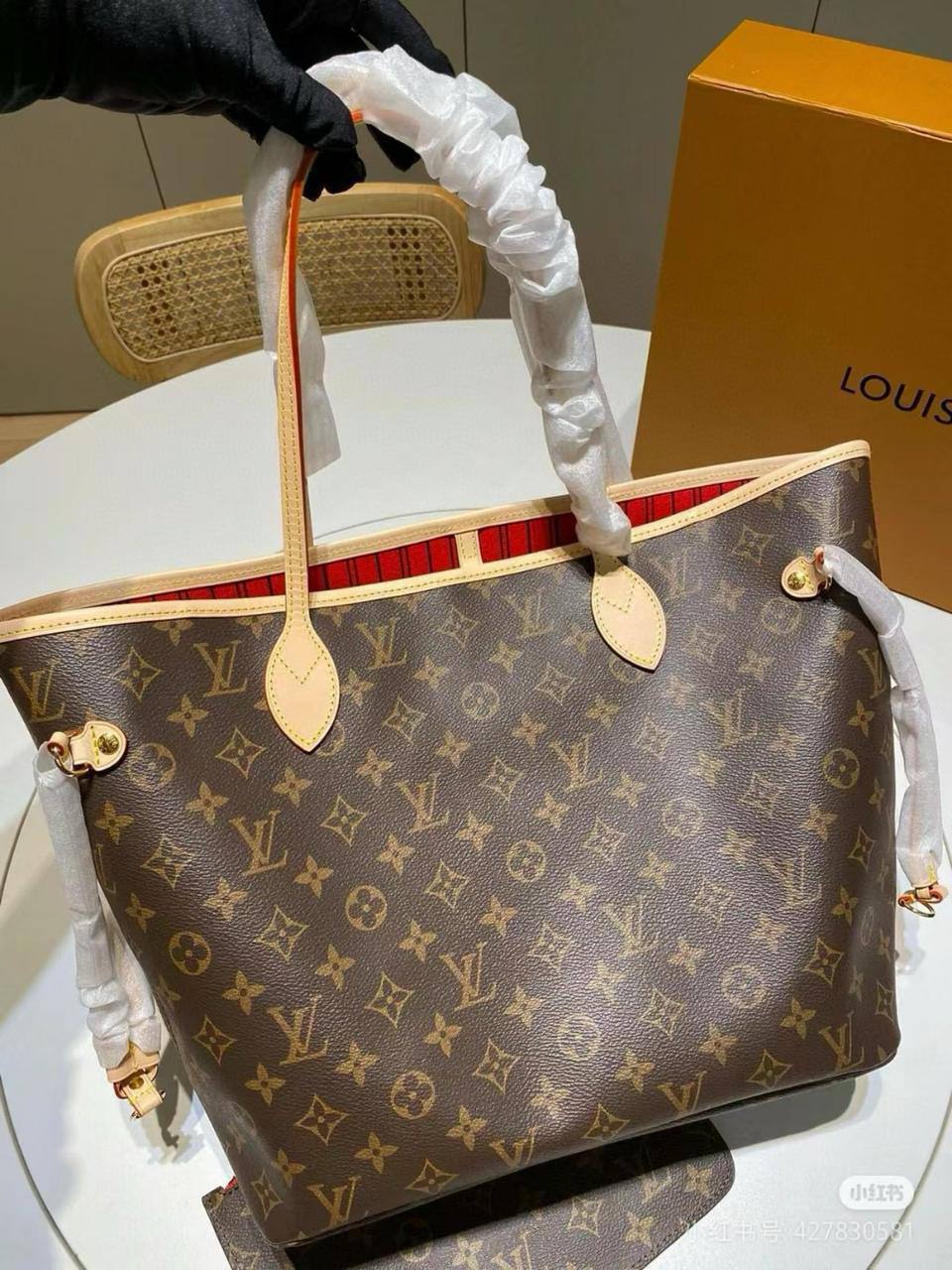 LV
42 cm with box 
105 dhs🇦🇪🇦🇪

Zain17
♥️♥️♥️