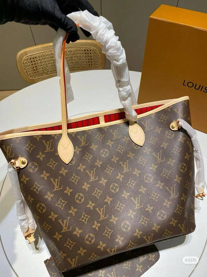 LV
42 cm with box 
105 dhs🇦🇪🇦🇪

Zain17
♥️♥️♥️
