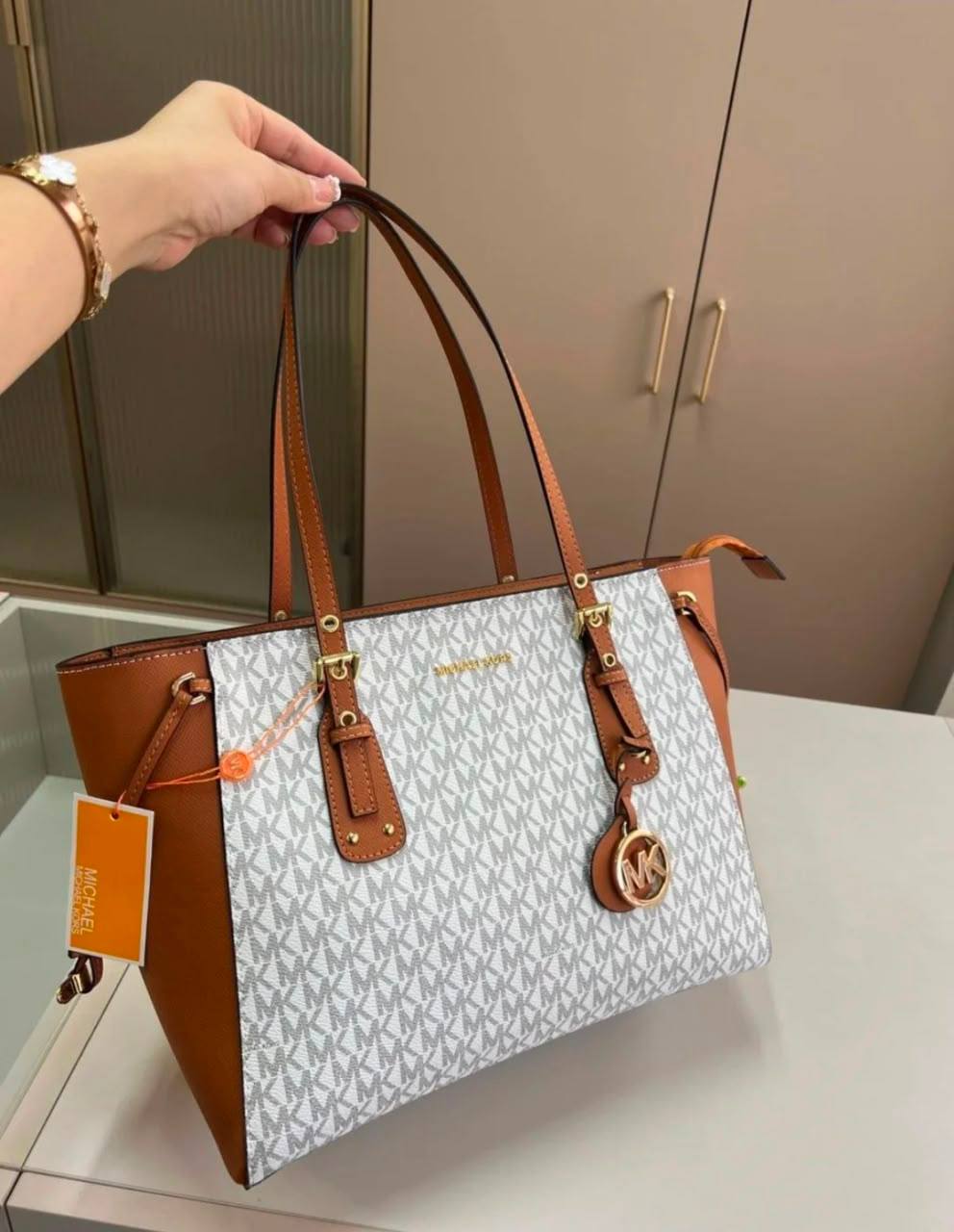 Mk
95 dhs💛
size 40×14×26cm

Zain42
♥️♥️♥️