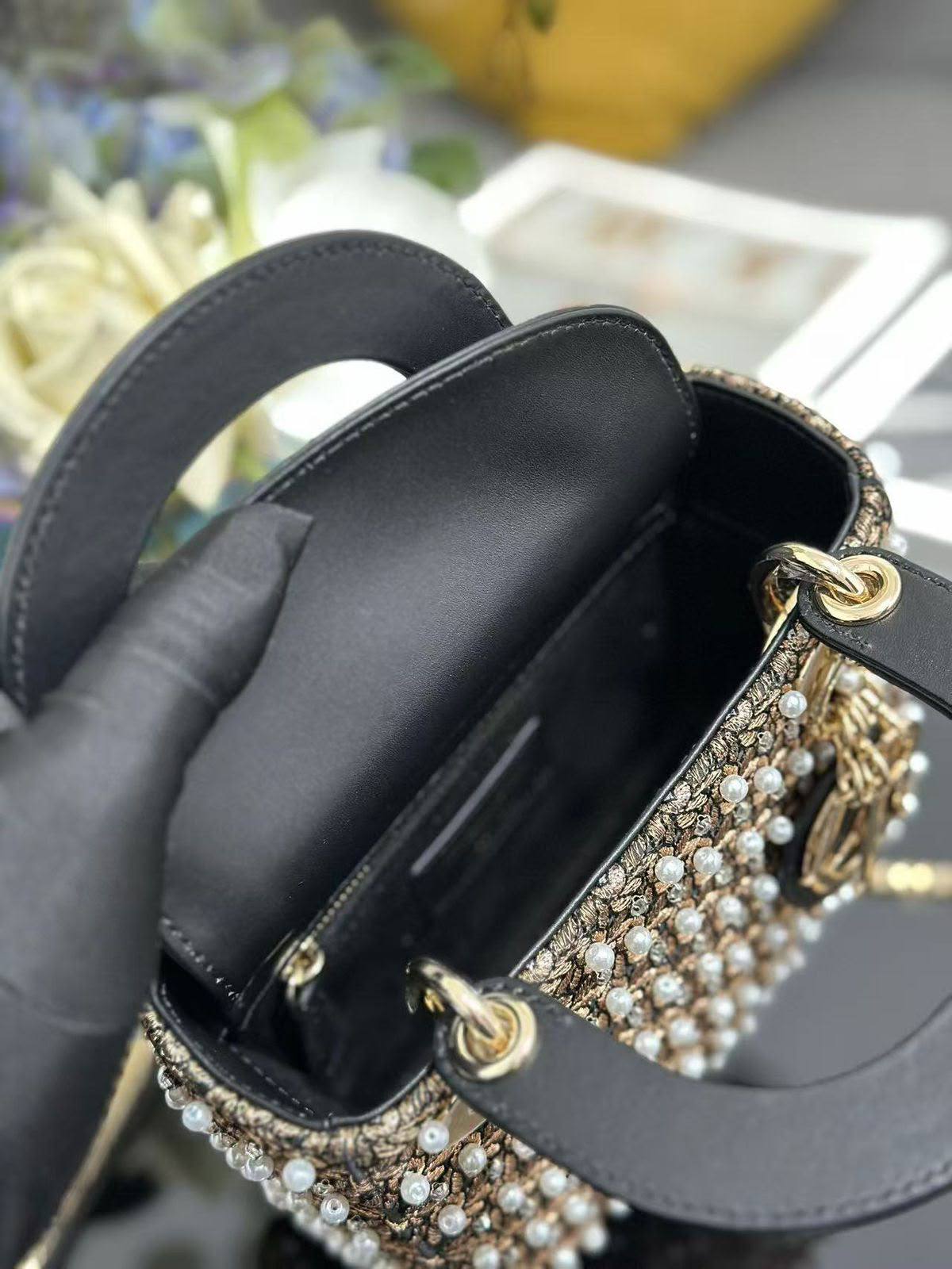 Lady Dior
*Size 17 cm*
For Price 👇 WhatsApp✅
0568585901 
0507557372
0552275751 Owner Zain 👌

Zain274
♥️♥️♥️