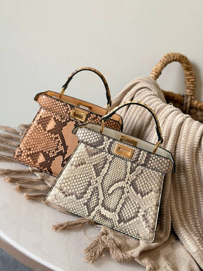 Fendi picabo 
Size :21 cm 
Super master quality 
For Price 👇 WhatsApp✅
0568585901 
0507557372
0552275751 Owner Zain 👌

Zain315
♥️♥️♥️