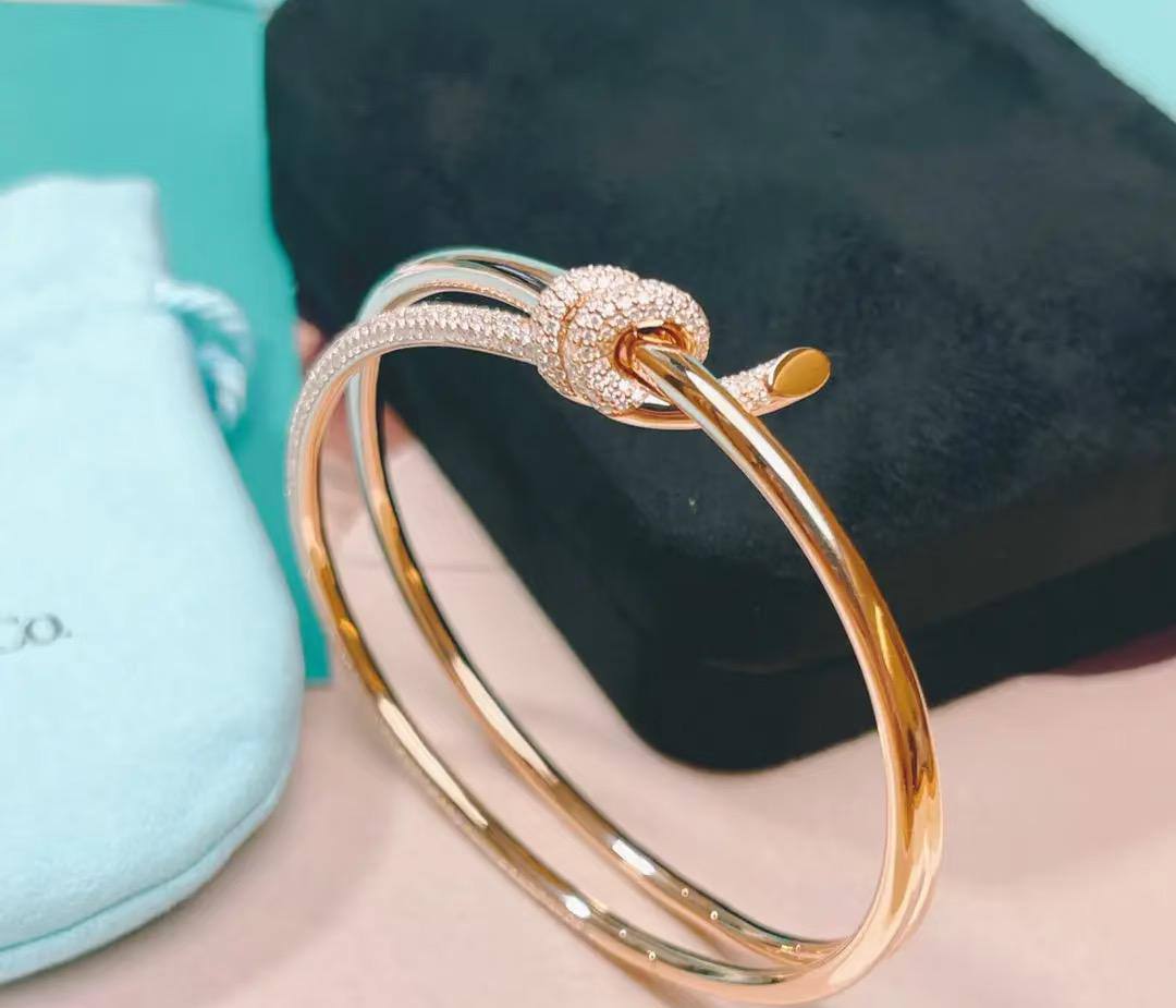 Tiffany 💥*
Bangle 🍁
Master quality 🐦‍🔥
With normal boxes 📦 
85 dhs🪙🌨️
With master box 🗃️ 
120 dhs🪙🌨️

Zain216
♥️♥️♥️