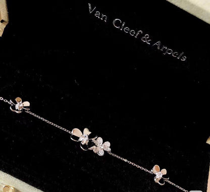 VCA ❤️‍🔥*
Bracelet 🐦‍🔥
Master quality 💯
With normal boxes 📦 
60 dhs✅
With master box 🗃️ 
95 dhs✅

Zain216
♥️♥️♥️