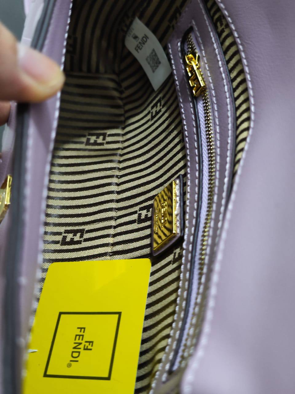 Fendi
110 dhs🇦🇪🇦🇪
with box
size 25cm
High quality

Zain26
♥️♥️♥️