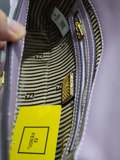 Fendi
110 dhs🇦🇪🇦🇪
with box
size 25cm
High quality

Zain26
♥️♥️♥️