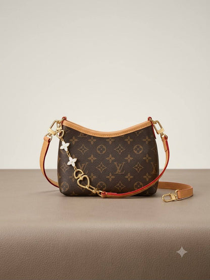 LV
With Long Belt Strap
Gold Hardware & Chain  Charm
With BOX

*SMALL —-PRICE: 100 dhs🇦🇪🇦🇪*
*BIG ———PRICE : 110 dhs🇦🇪🇦🇪*

Zain239
♥️♥️♥️