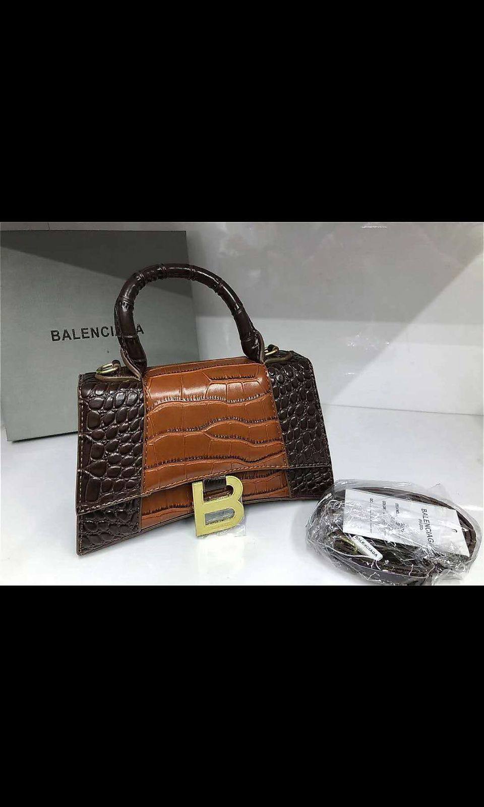 BALENCIAGA 

Good Quality 

With Box 
🎁🎁🎁

110 dhs❣️

Zain250
♥️♥️♥️