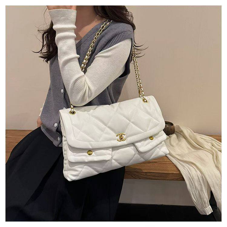 Chanel
110 dhs❣️
SIZE：40cm
Good-quality 

Zain35
♥️♥️♥️