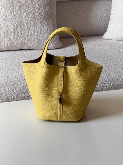 Hermes
picotin 18cm💥Master quality ✅

with box📦

340 dhs✅

Zain52
♥️♥️♥️