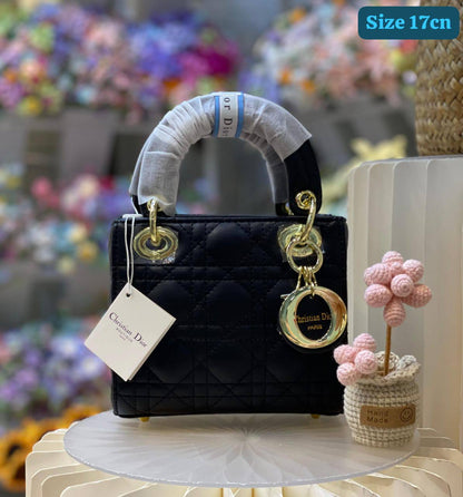 Dior
Good quality 
with box 
🎁🎁🎁

95 dhs🪙🌨️

Zain186
♥️♥️♥️