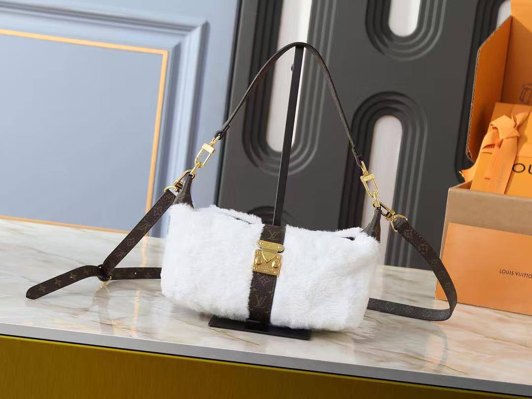 LV Master ++++
230 dhs🪙🖤

Zain153
♥️♥️♥️