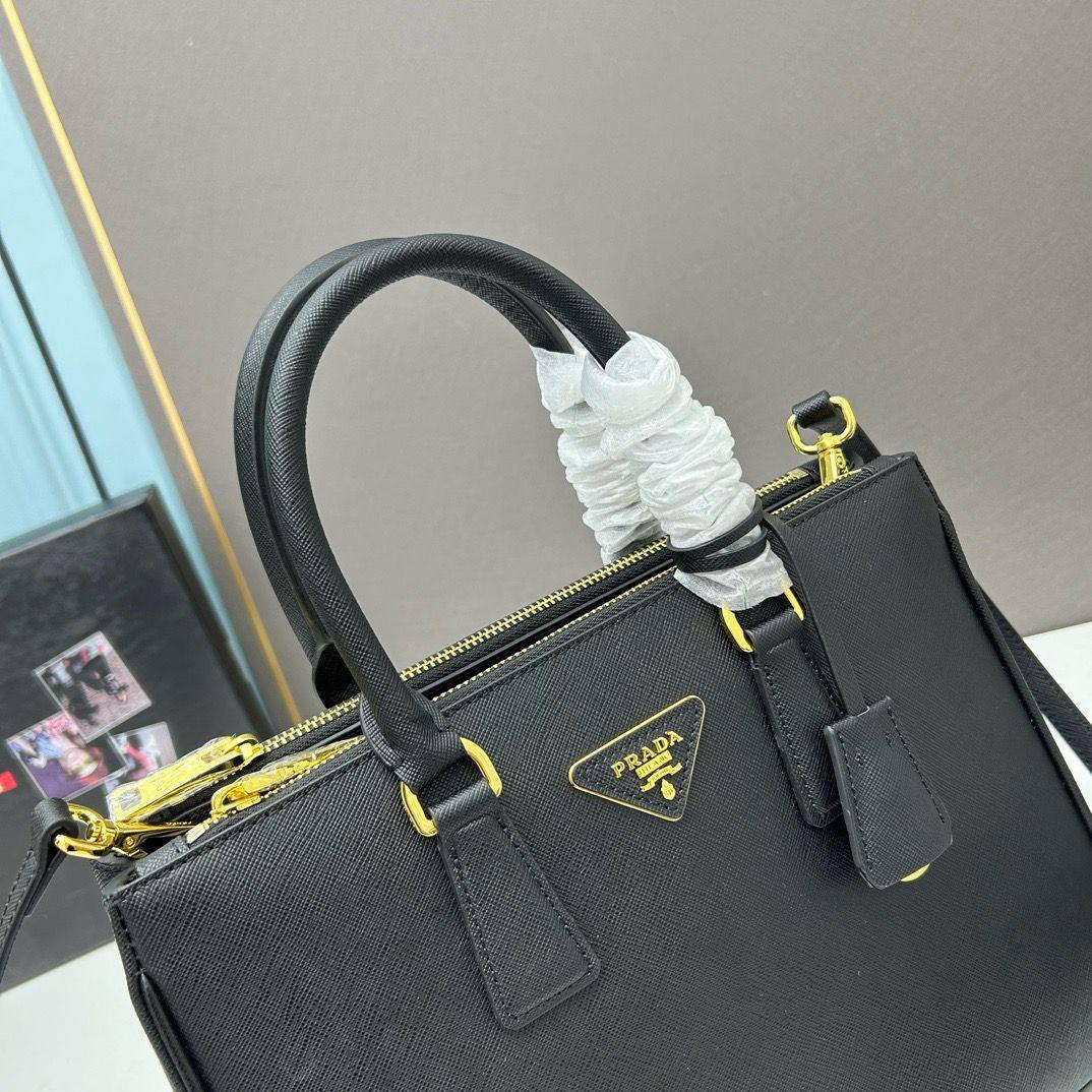 PRADA 

NEW CAME 

GOOD QUALITY 

90 dhs🇦🇪🇦🇪

SIZE: 32cm

Zain295
♥️♥️♥️