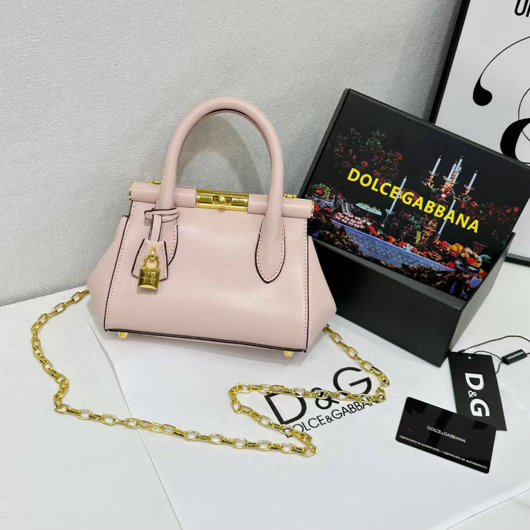 D&G
good quality
120 dhs🇦🇪🇦🇪
with box

Zain143
♥️♥️♥️