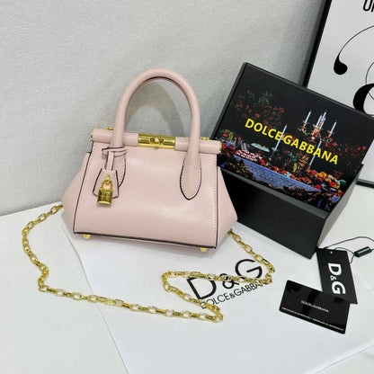 D&G
good quality
120 dhs🇦🇪🇦🇪
with box

Zain143
♥️♥️♥️