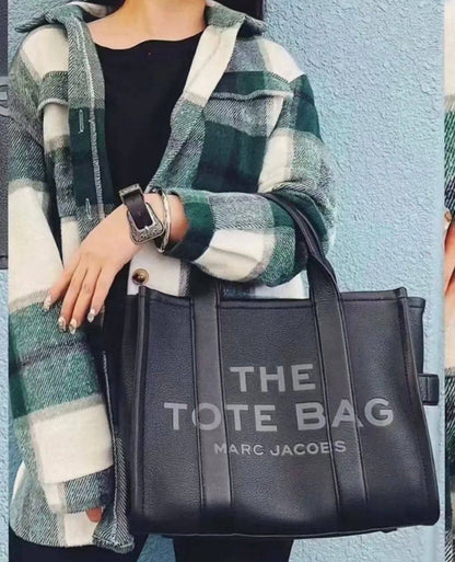 MARC JACOBS 
THE TOTE BAG 
 GOOD QUALITY 
MEDIUM SIZE 
120 dhs✅

Zain39
♥️♥️♥️
