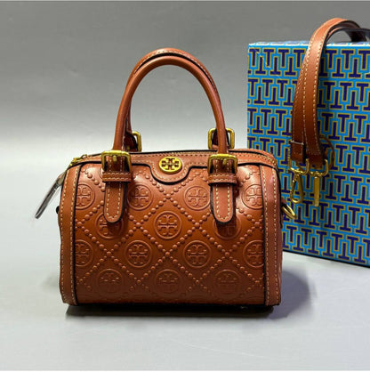 TORY BURCH 

NEW CAME 

WITH BOX  
🎁🎁🎁

90 dhs🪙💕
SIZE: 18cm

Zain39
♥️♥️♥️