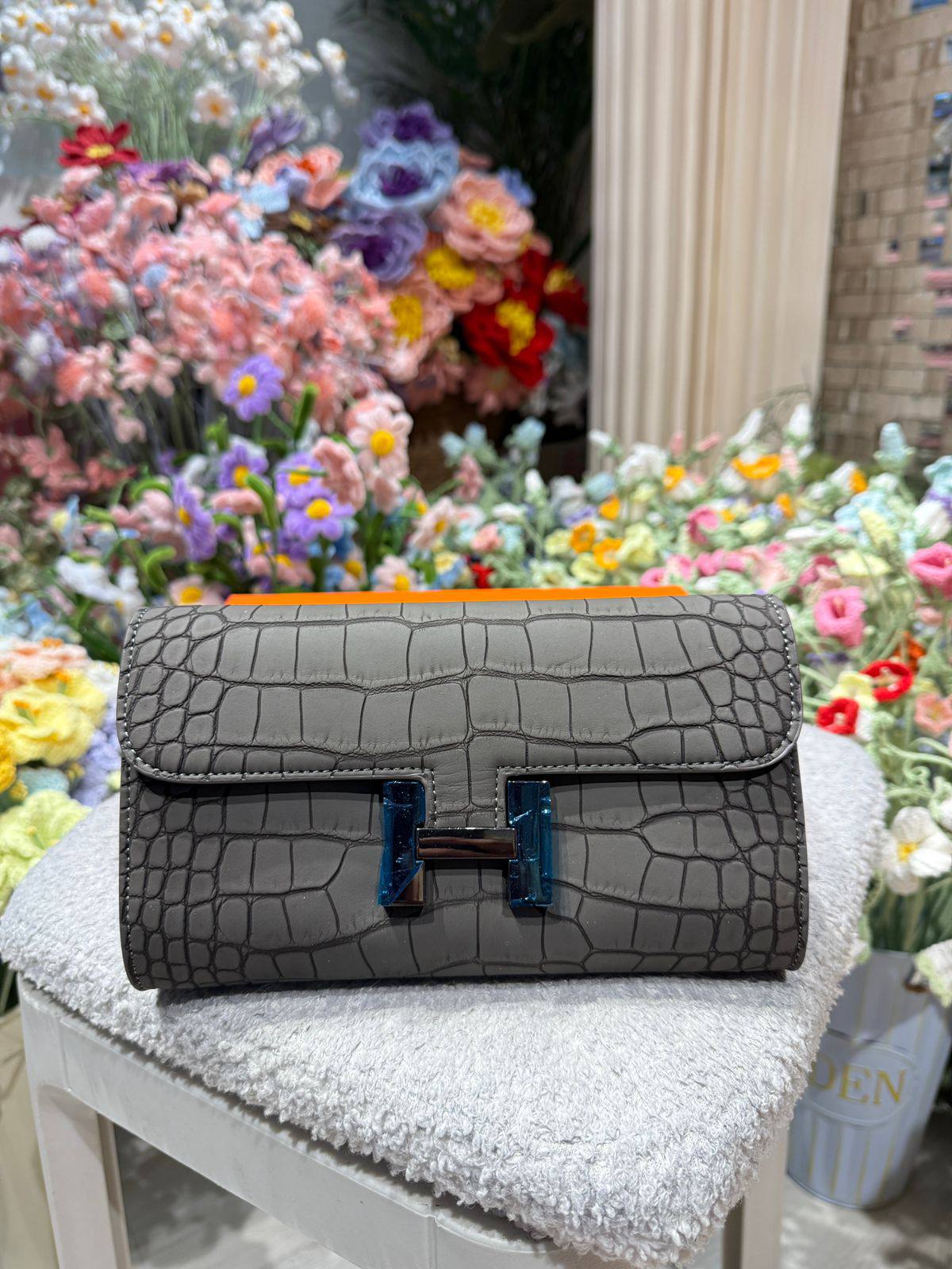Hermes
Black logo 
95 dhs❣️

Zain44
♥️♥️♥️
