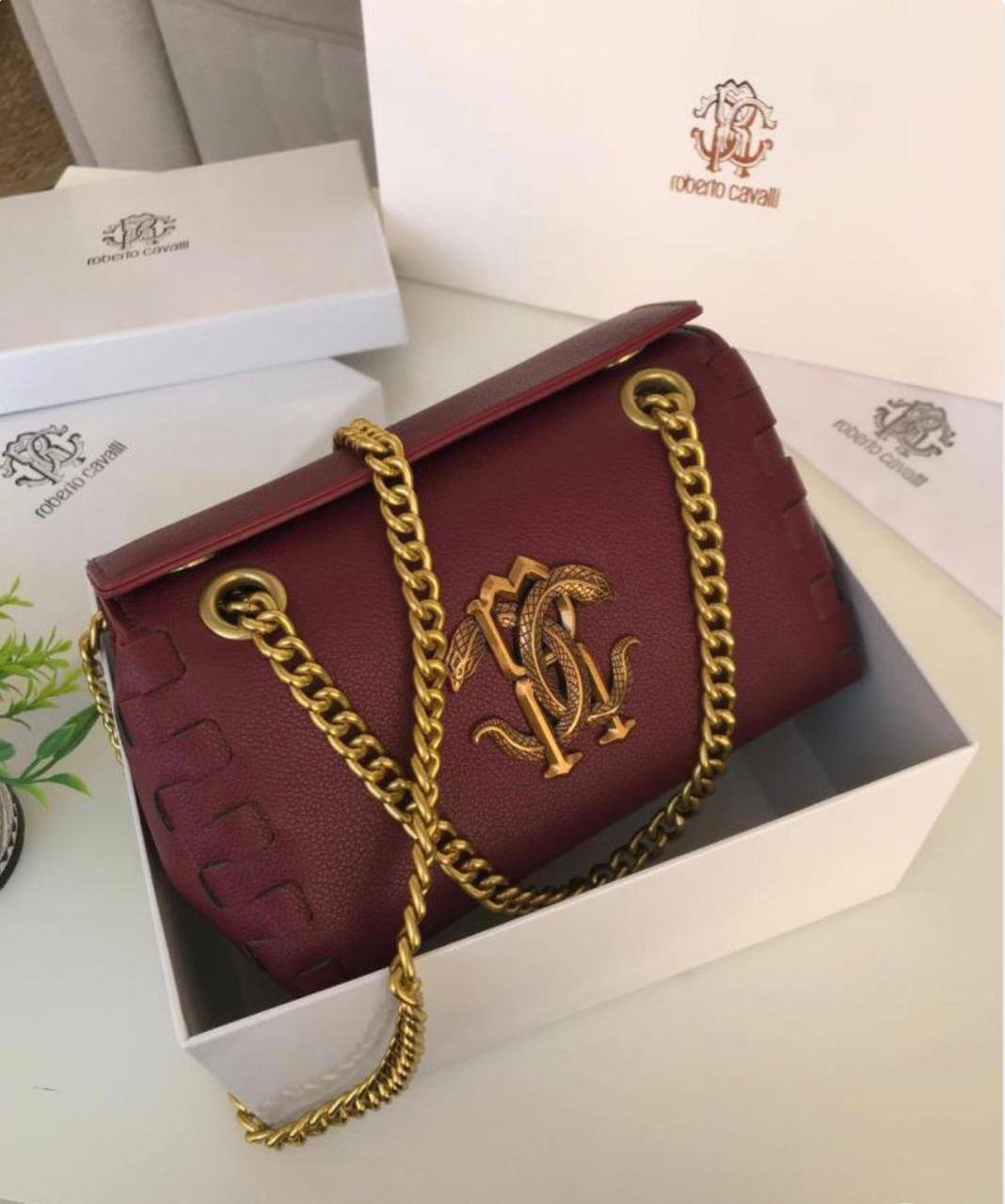Aigner
110 dhs🪙🌨️
SIZE：20×13×10CM

Good quality

 with box
🎁🎁🎁

Zain35
♥️♥️♥️