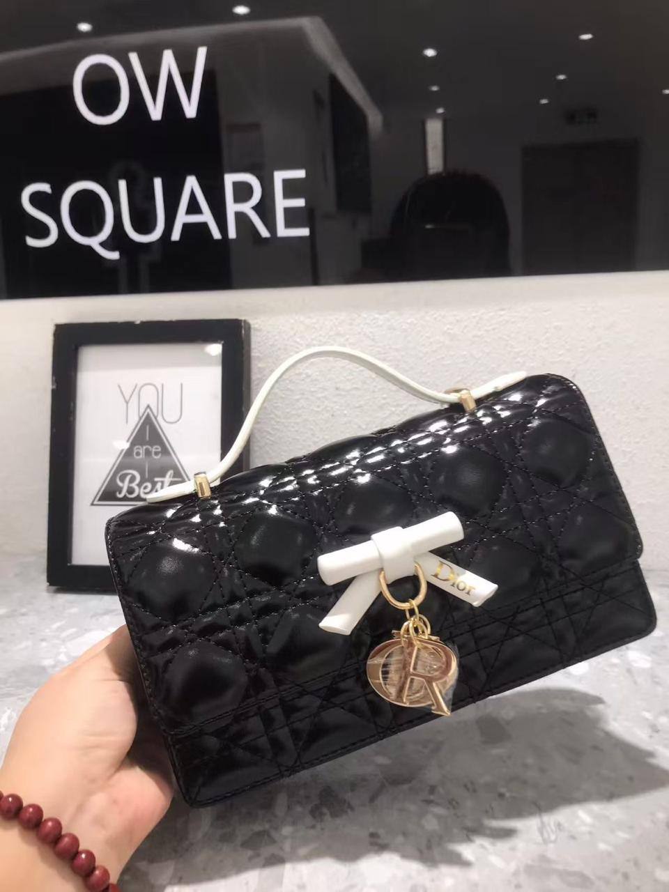 DIOR 
WITH BOX 
120 dhs🇦🇪🇦🇪

Zain169
♥️♥️♥️