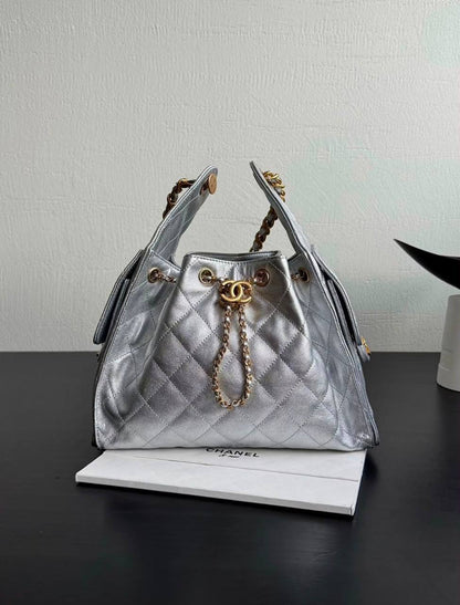 Chanel
110 dhs💓
size 25×13×26cm

Zain42
♥️♥️♥️
