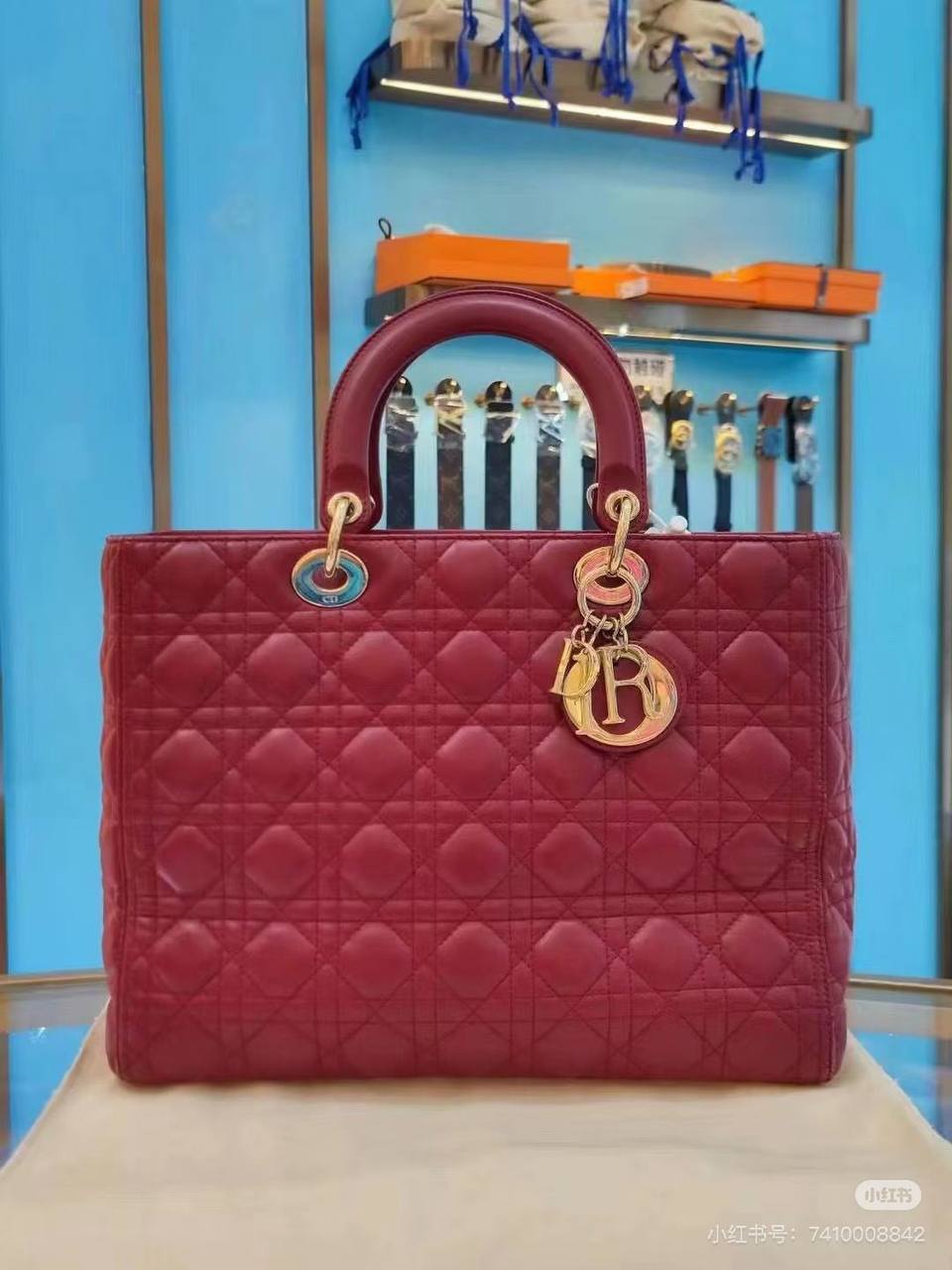 DIOR
Good  QUALITY 
SIZE:32cm
120 dhs🪙💕
🔥high quality🔥🔥

Zain04
♥️♥️♥️