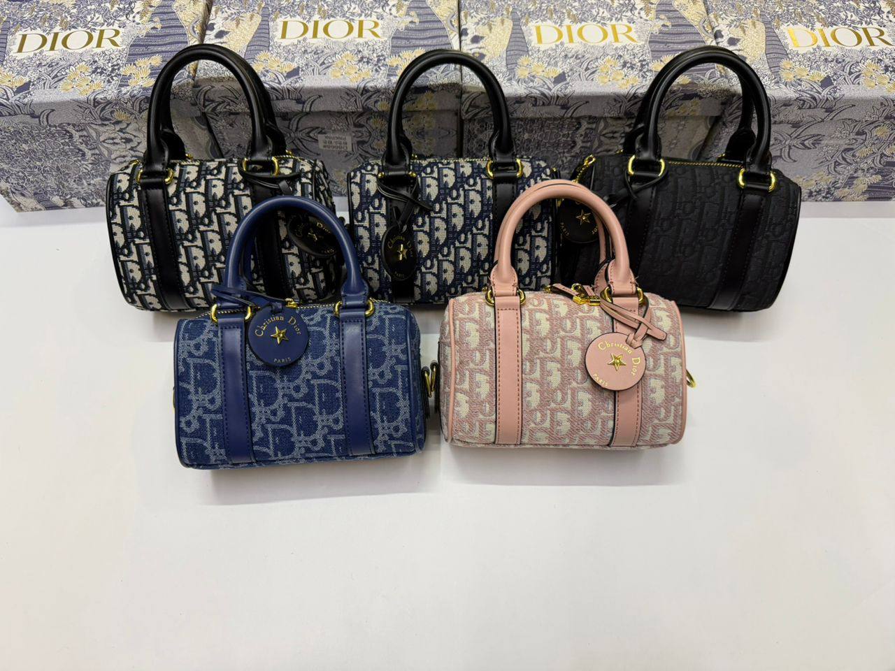 Dior
110 dhs🪙🌨️

size:18CM
Good quality 

with box
🎁🎁🎁

Zain35
♥️♥️♥️