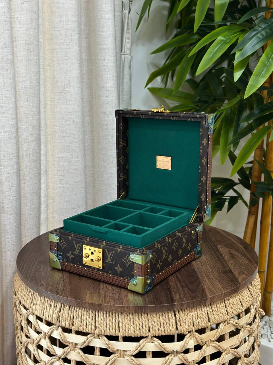 BRAND- LOUIS VUITTON 
*❗️JEWELLERY BOX❗*
*SUPER MASTER QUALITY ❗*
950 dhs✅
*WITH  PAPERBAG❗*

Zain267
♥️♥️♥️
