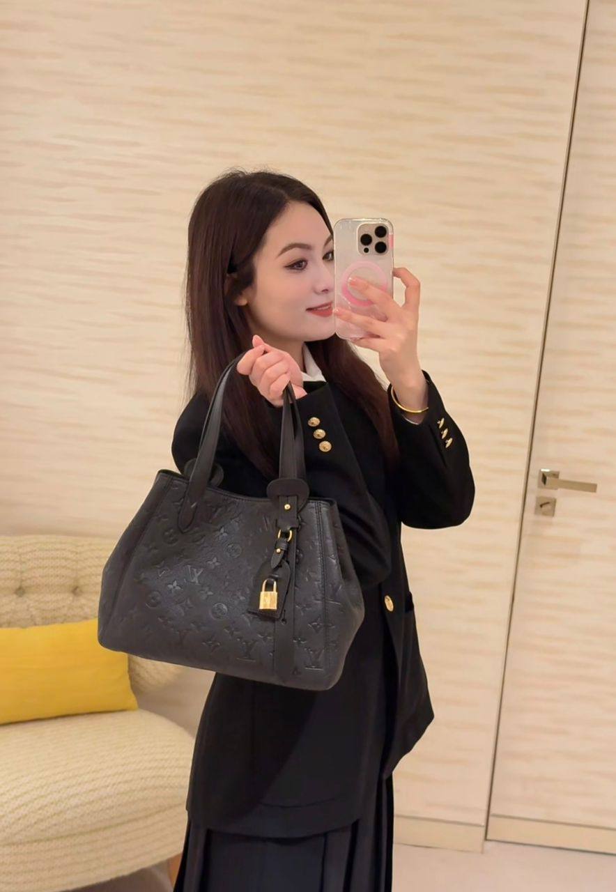LV

100 dhs💓

GOOD-quality 

with box🎁🎁🎁

Zain35
♥️♥️♥️