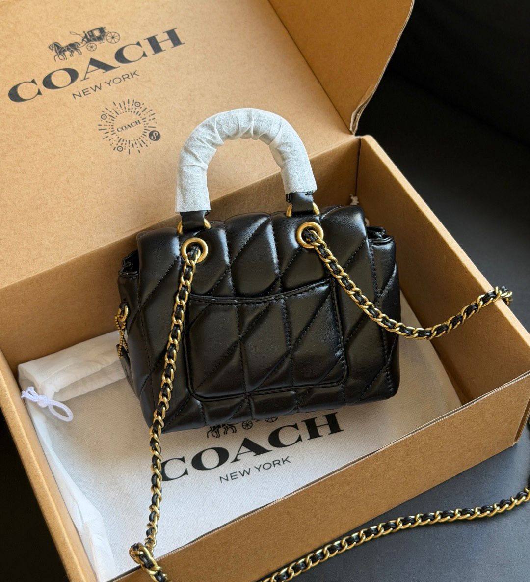 COACH 
NEW CAME HIGH QUALITY 
WITH BOX 
🎁🎁🎁

110 dhs✅

Zain39
♥️♥️♥️