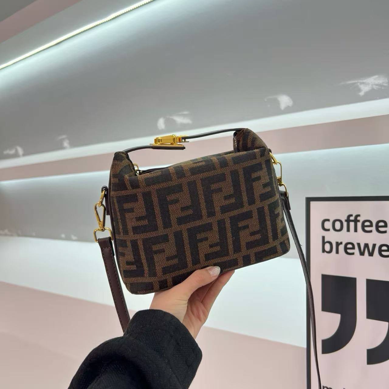 FENDI
Size  15×10cm
Withbox
90 dhs✅

Zain04
♥️♥️♥️