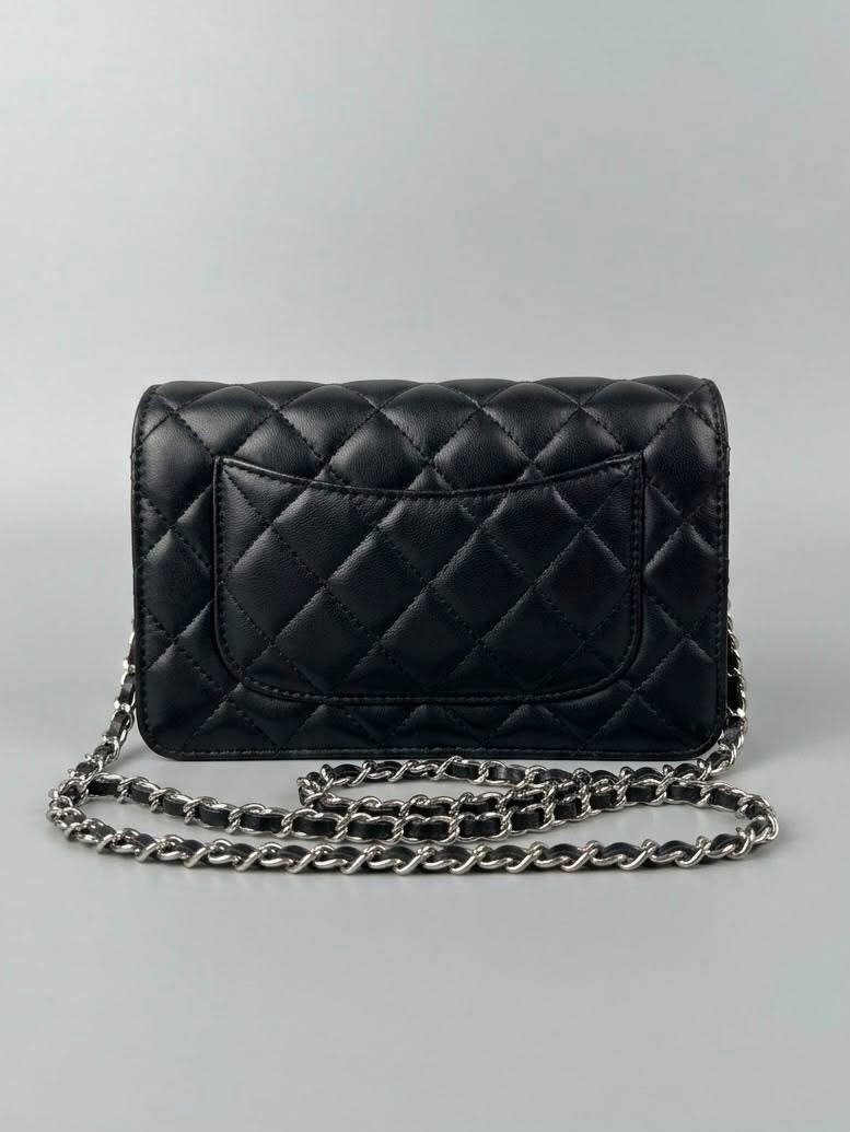 Chanel
High quality 
With box 
100 dhs✅

Zain50
♥️♥️♥️