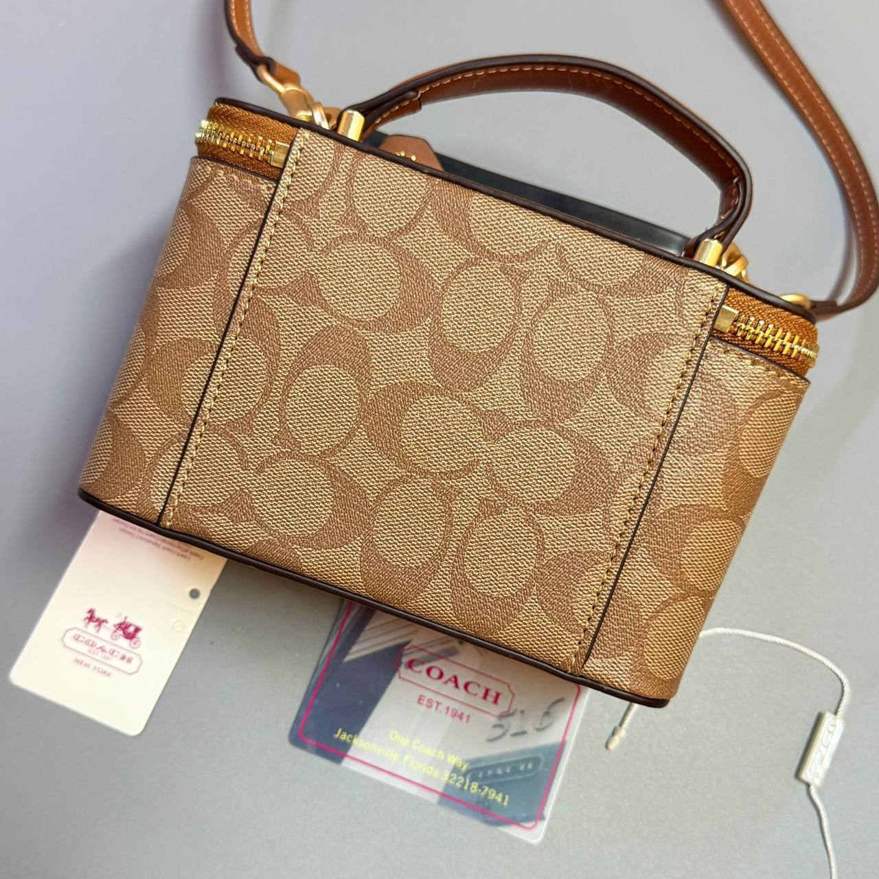 COACH 
NEW CAME GOOD QUALITY 
WITH BOX  
🎁🎁🎁

90 dhs🪙💕
SIZE: 17.5cm

Zain39

اطلبوها من الوتس المثبت في الأعلى👆🏻👆🏻

تواصلو معنا 👈🏻 Zain 
For order WhatsApp pinned 👆🏻

♥️♥️♥️