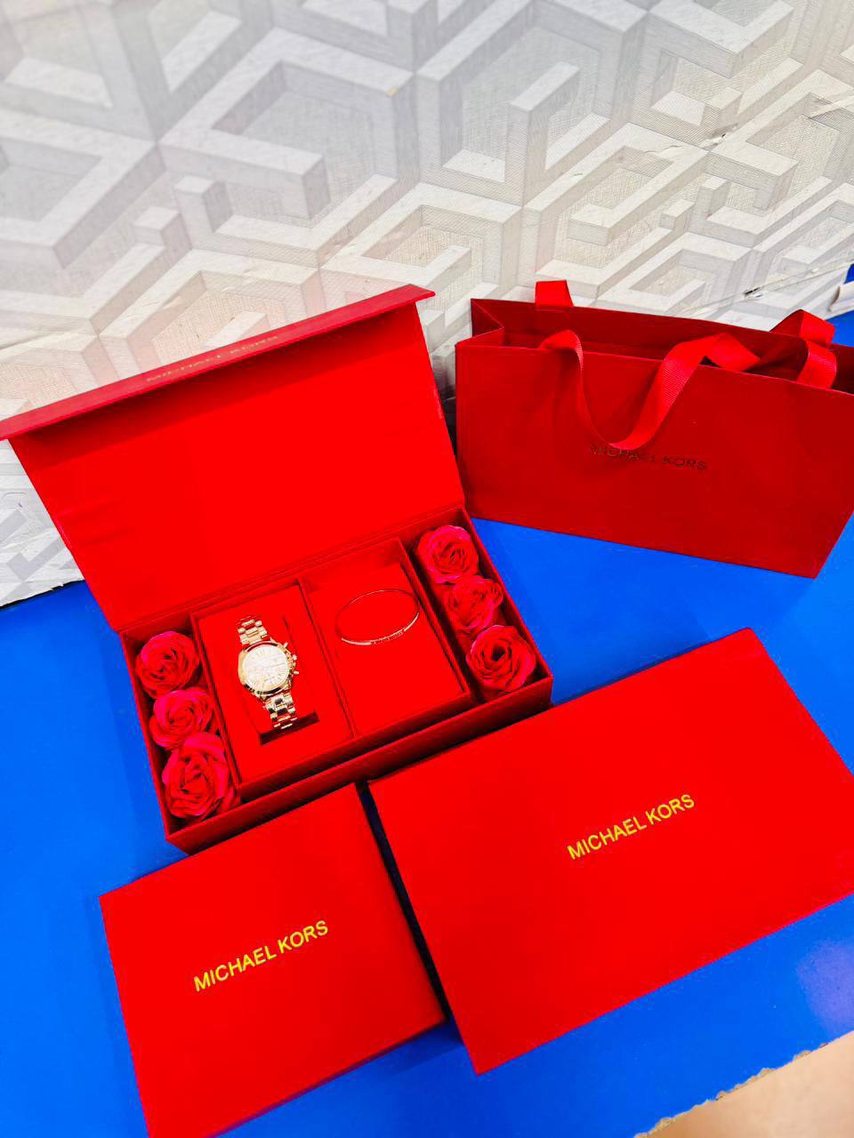 Mk ladies watch set with gift box 

90 dhs💓

Zain08
♥️♥️♥️