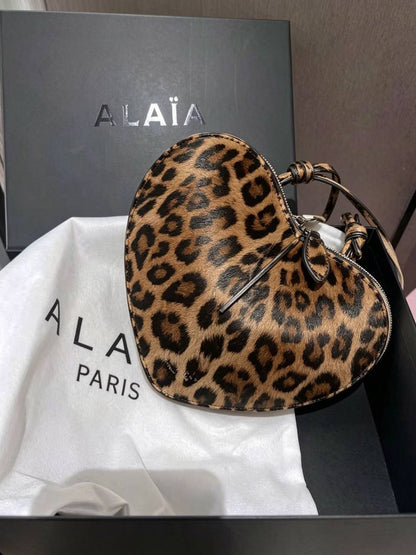 Alaia
Best quality
Whith box’s
🎁🎁🎁

110 dhs✅
size 22cm

Zain158
♥️♥️♥️