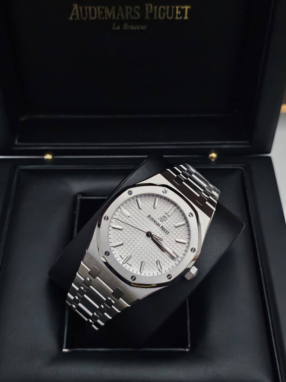AUDEMARS PIGUET
ROYAL OAK CHRONOGRAPH
Swiss movement 🇨🇭
Water resistant 💧
Sapphire crystal 
Super Master quality 
With Original Box  📦
For Price 👇 WhatsApp✅
0568585901 
0507557372
0552275751 Owner Zain 👌

Zain282
♥️♥️♥️